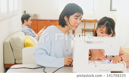 Family conversation sewing machine image Family conversation sewing machine image 141708335