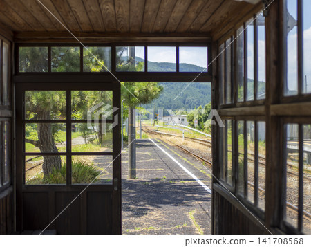 若狹鐵道若狹線八戶站的木製候車室及風景。 若狹鐵道若狹線八戶站的木製候車室及風景。 141708568
