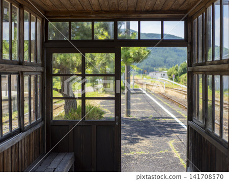若狹鐵道若狹線八戶站的木製候車室及風景。 若狹鐵道若狹線八戶站的木製候車室及風景。 141708570