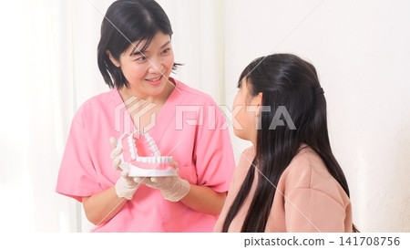 Dentist Elementary school student Teeth study image Dentist Elementary school student Teeth study image 141708756