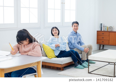 小學生在家學習 小學生在家學習 141709182