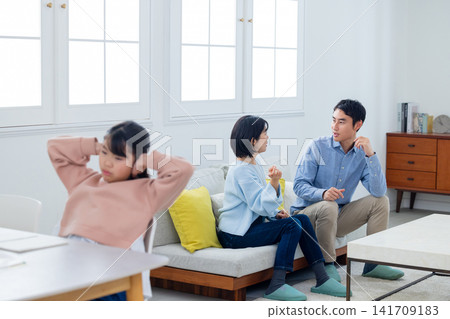 小學生在家學習 小學生在家學習 141709183