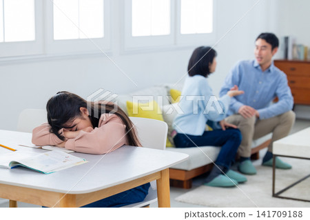 小學生在家學習 小學生在家學習 141709188