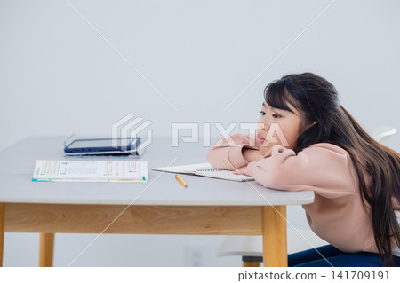 小學生在家學習 小學生在家學習 141709191