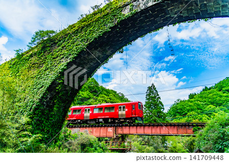 A train running alongside the Sasamuta Stone Arch Bridge on the Hohi Main Line (between Asaji and Bungo-Taketa) A train running alongside the Sasamuta Stone Arch Bridge on the Hohi Main Line (between Asaji and Bungo-Taketa) 141709448