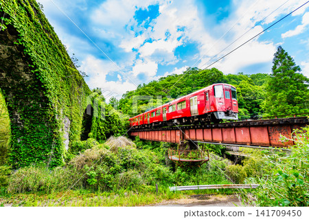 A train running alongside the Sasamuta Stone Arch Bridge on the Hohi Main Line (between Asaji and Bungo-Taketa) A train running alongside the Sasamuta Stone Arch Bridge on the Hohi Main Line (between Asaji and Bungo-Taketa) 141709450