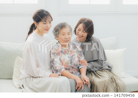 A three-generation female family A three-generation female family 141709456
