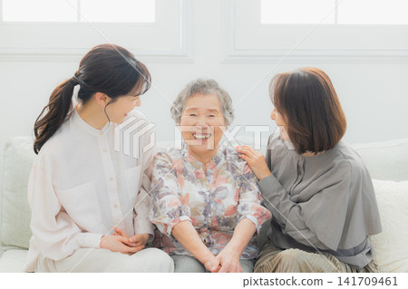 A three-generation female family A three-generation female family 141709461