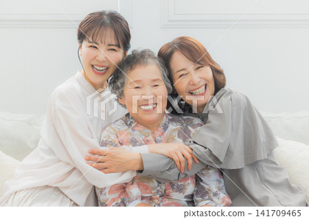 A three-generation female family A three-generation female family 141709465