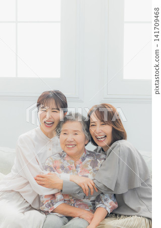 A three-generation female family A three-generation female family 141709468