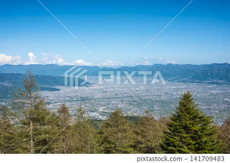 從甘利山登山道上看到的甲府盆地及其周圍山脈的城市景觀。 141709483