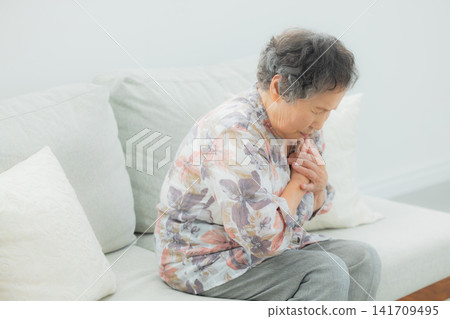 有健康問題的老人 有健康問題的老人 141709495