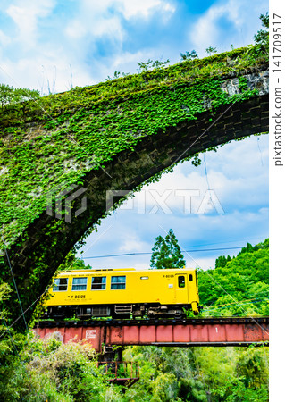 A train running alongside the Sasamuta Stone Arch Bridge on the Hohi Main Line (between Asaji and Bungo-Taketa) A train running alongside the Sasamuta Stone Arch Bridge on the Hohi Main Line (between Asaji and Bungo-Taketa) 141709517