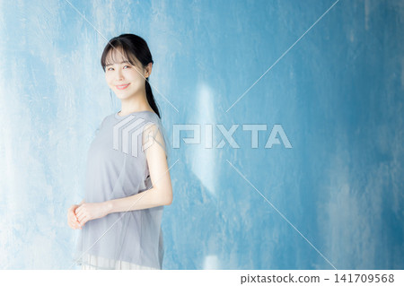 A three-generation female family A three-generation female family 141709568