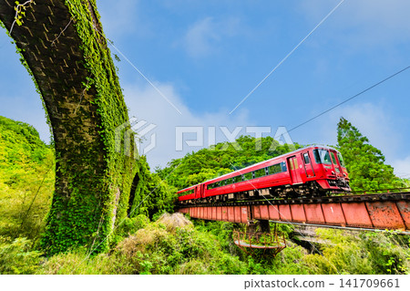 The Kyushu Trans-Island Express train (Asaji to Bungo-Taketa) speeds past the Sasamuta Stone Arch Bridge on the Hohi Main Line. The Kyushu Trans-Island Express train (Asaji to Bungo-Taketa) speeds past the Sasamuta Stone Arch Bridge on the Hohi Main Line. 141709661
