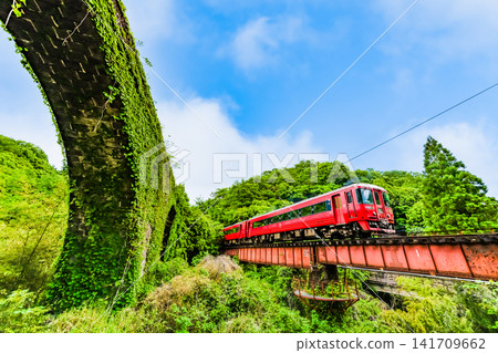 The Kyushu Trans-Island Express train (Asaji to Bungo-Taketa) speeds past the Sasamuta Stone Arch Bridge on the Hohi Main Line. The Kyushu Trans-Island Express train (Asaji to Bungo-Taketa) speeds past the Sasamuta Stone Arch Bridge on the Hohi Main Line. 141709662