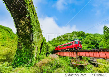 The Kyushu Trans-Island Express train (Asaji to Bungo-Taketa) speeds past the Sasamuta Stone Arch Bridge on the Hohi Main Line. The Kyushu Trans-Island Express train (Asaji to Bungo-Taketa) speeds past the Sasamuta Stone Arch Bridge on the Hohi Main Line. 141709663