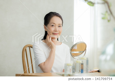 觀看鏡子的資深婦女 141709754