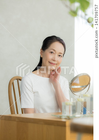 觀看鏡子的資深婦女 觀看鏡子的資深婦女 141709757