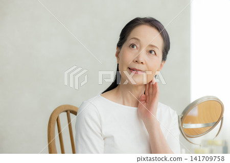 觀看鏡子的資深婦女 141709758