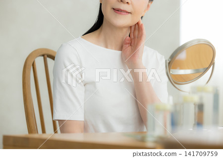 觀看鏡子的資深婦女 觀看鏡子的資深婦女 141709759