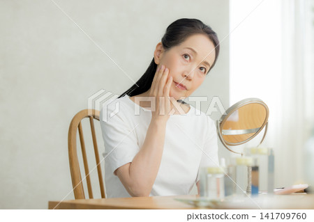 觀看鏡子的資深婦女 141709760
