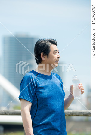 一位老人在跑步 一位老人在跑步 141709794