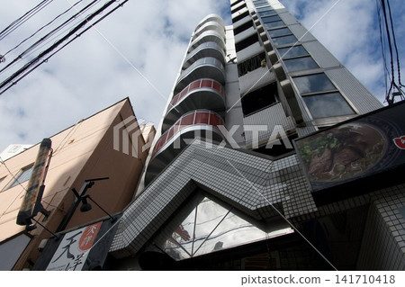 從建築物的山谷仰望天空 從建築物的山谷仰望天空 141710418
