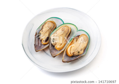 fresh raw green-lipped mussels opened on half shell 141710697