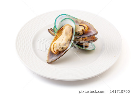 fresh raw green-lipped mussels opened on half shell 141710700