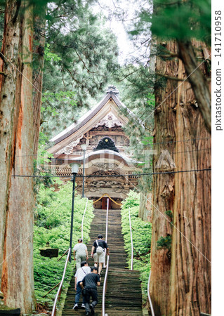 [戶隱神社，長野市] 戶隱神社，法古舍神社：遊客攀登通往神社的石階。 141710958