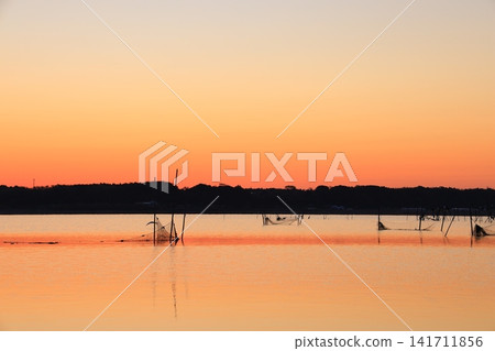 Morning glow reflected on the water surface Morning glow reflected on the water surface 141711856