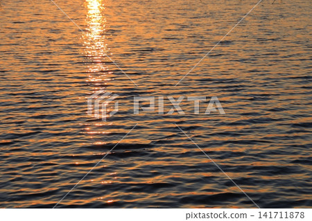 Morning glow reflected on the water surface 141711878