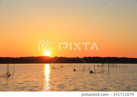 Morning glow reflected on the water surface Morning glow reflected on the water surface 141711879