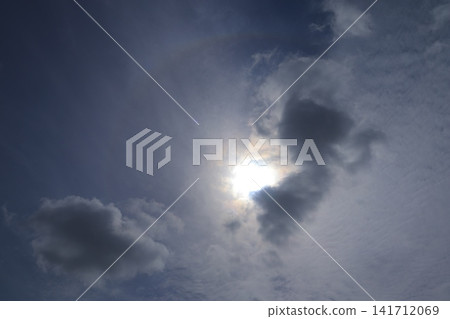 漂浮在藍天上的雲彩 漂浮在藍天上的雲彩 141712069