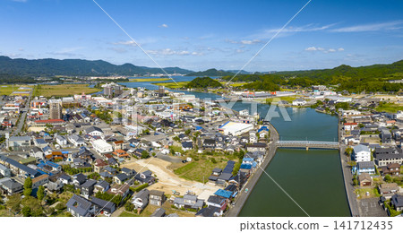 從伊凡裡川上空俯瞰伊凡里市和伊凡裡橋。 141712435