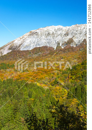 Autumn scenery of Oku-Daisen near Kagikake Pass Autumn scenery of Oku-Daisen near Kagikake Pass 141712866