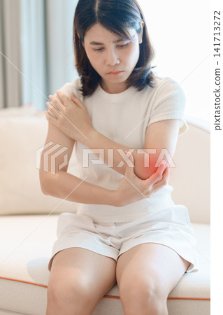 Woman having elbow ache for concepts of Tennis Elbow, muscle pain, lateral epicondylitis, Bursitis, injury, Office syndrome. Health care and medical Health concept Woman having elbow ache for concepts of Tennis Elbow, muscle pain, lateral epicondylitis, Bursitis, injury, Office syndrome. Health care and medical Health concept 141713272
