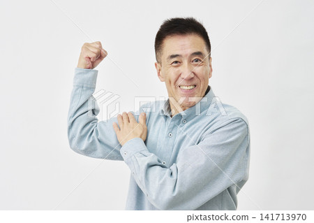 白色背景上的男子展示二頭肌 141713970