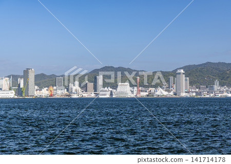 兵庫縣神戶市:晴朗的日子裡,從海灣對岸眺望神戶市的景色。 兵庫縣神戶市:晴朗的日子裡,從海灣對岸眺望神戶市的景色。 141714178