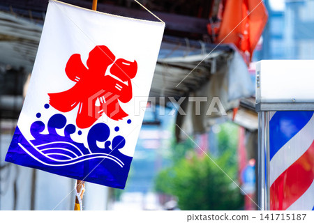 夏日景象：盛夏時節，商業街上飄揚著一面刨冰旗幟。 141715187
