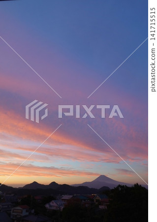 The evening sky, the silhouette of Mount Fuji, the state of the atmosphere The evening sky, the silhouette of Mount Fuji, the state of the atmosphere 141715515