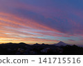 The evening sky, the silhouette of Mount Fuji, the state of the atmosphere 141715516