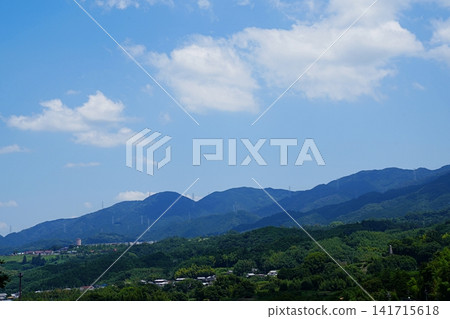 大阪府千早赤坂、下赤坂:從梯田上眺望岩橋山和牧場(夏季) 大阪府千早赤坂、下赤坂:從梯田上眺望岩橋山和牧場(夏季) 141715618