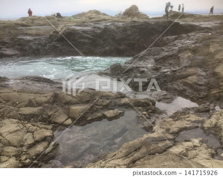 A stroll through Kamakura and Enoshima, 2024 edition: People fishing on the beach 141715926