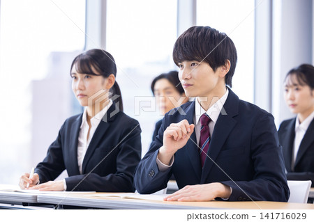 求職研討會;身著西裝的年輕男女;拍攝合作:電波學園教育財團、東京電子大學 求職研討會;身著西裝的年輕男女;拍攝合作:電波學園教育財團、東京電子大學 141716029