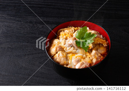 黑色背景上的親子丼(雞肉蛋蓋飯) 黑色背景上的親子丼(雞肉蛋蓋飯) 141716112