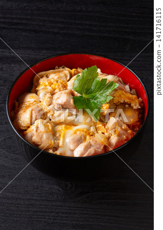 黑色背景上的親子丼（雞肉蛋蓋飯） 141716115