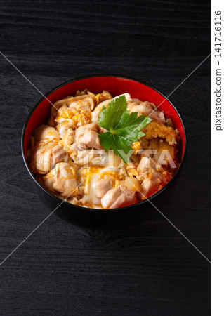 黑色背景上的親子丼(雞肉蛋蓋飯) 黑色背景上的親子丼(雞肉蛋蓋飯) 141716116