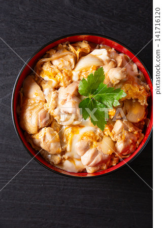 黑色背景上的親子丼（雞肉蛋蓋飯） 141716120